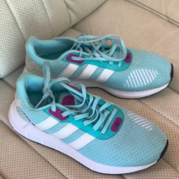 Adidas tennis shoes - Picture 2 of 7